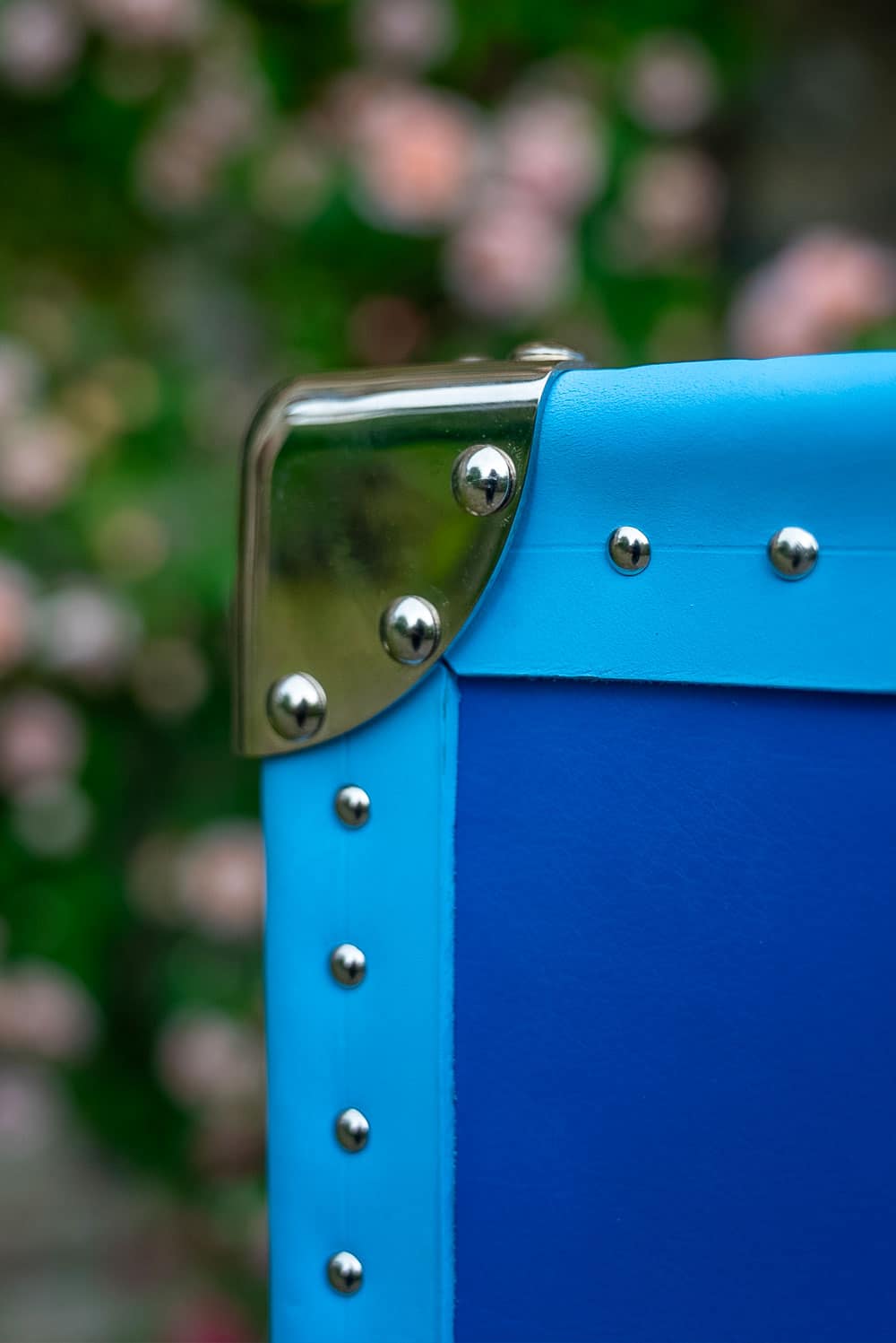 Détail angle malle bleu - MS Manufacture